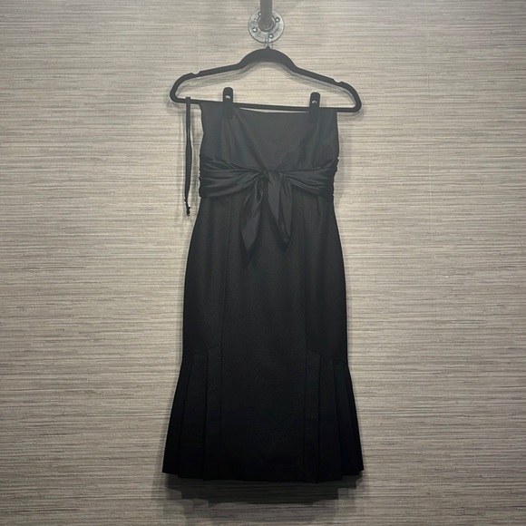 Form fitting black dress - Picture 1 of 6